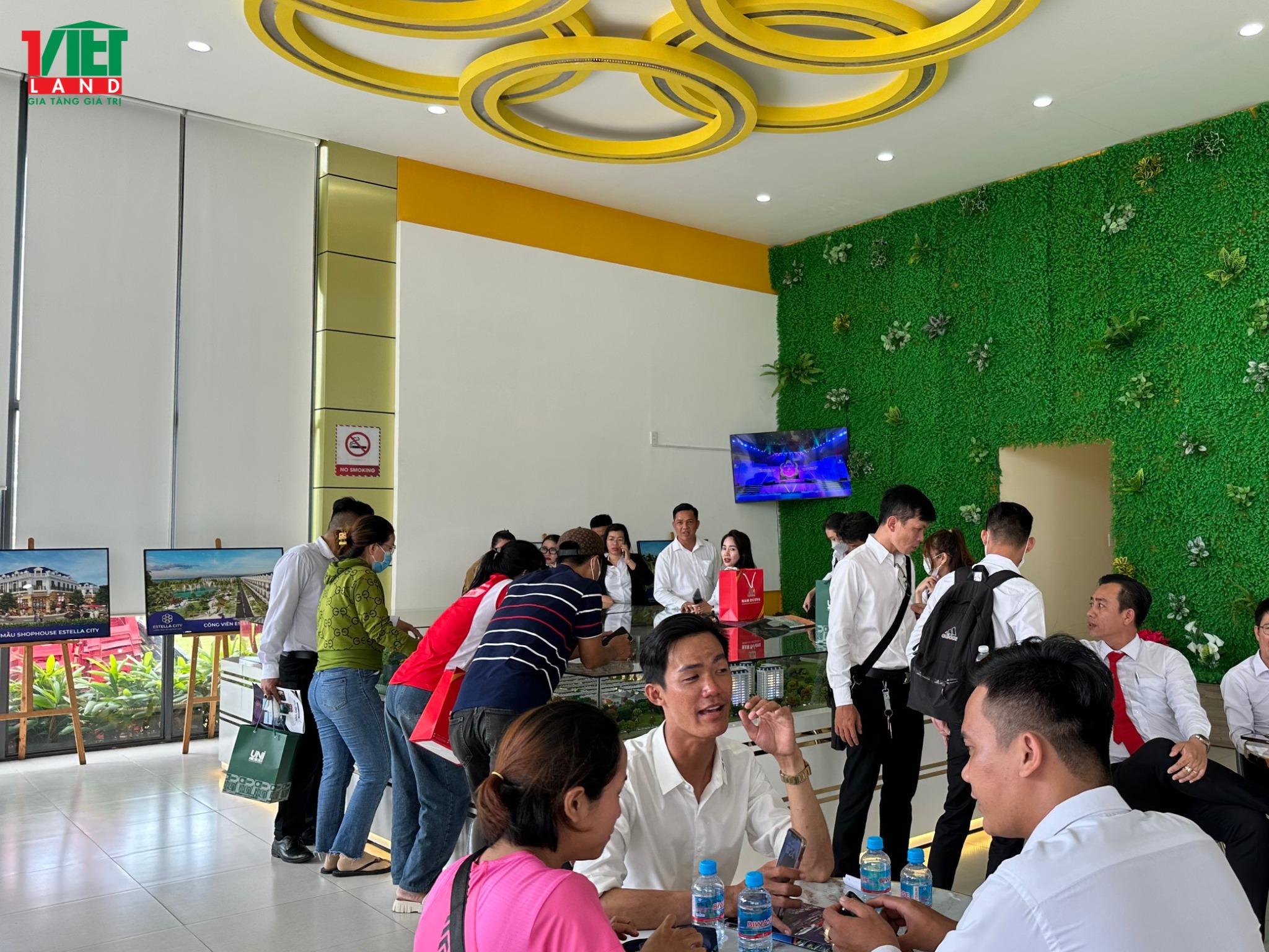 hình ảnh khách tham quan dự án Estella city